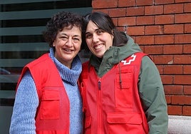 Guiomar Fernández, técnico de Cruz Roja, y Carmen M.B., voluntaria.