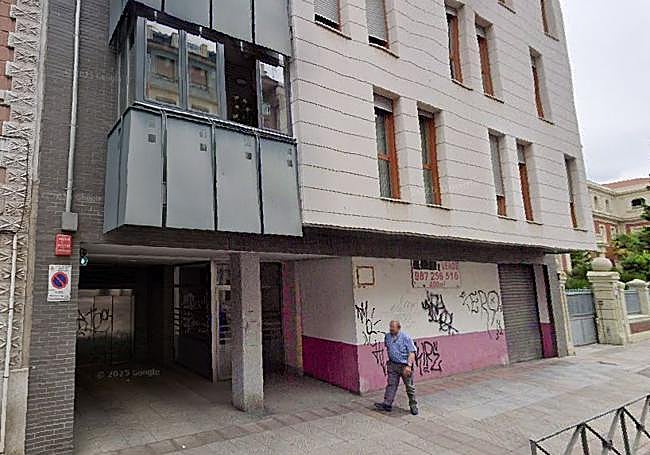 Vista desde la avenida Álvaro López Núñez de León del local comercial que se subasta.