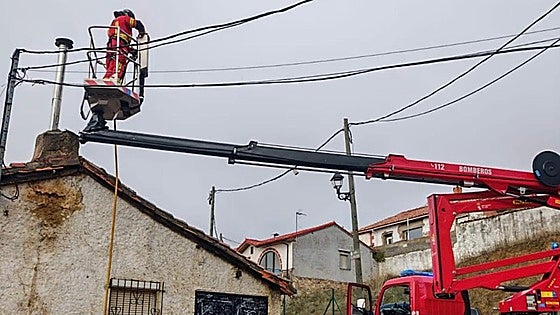 Los bomberos de Cistierna intervienen en el incendio de una vivienda originado en la chimenea