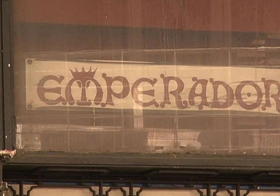 El logo del Teatro Emperador que hace años se encontraba en la fachada.