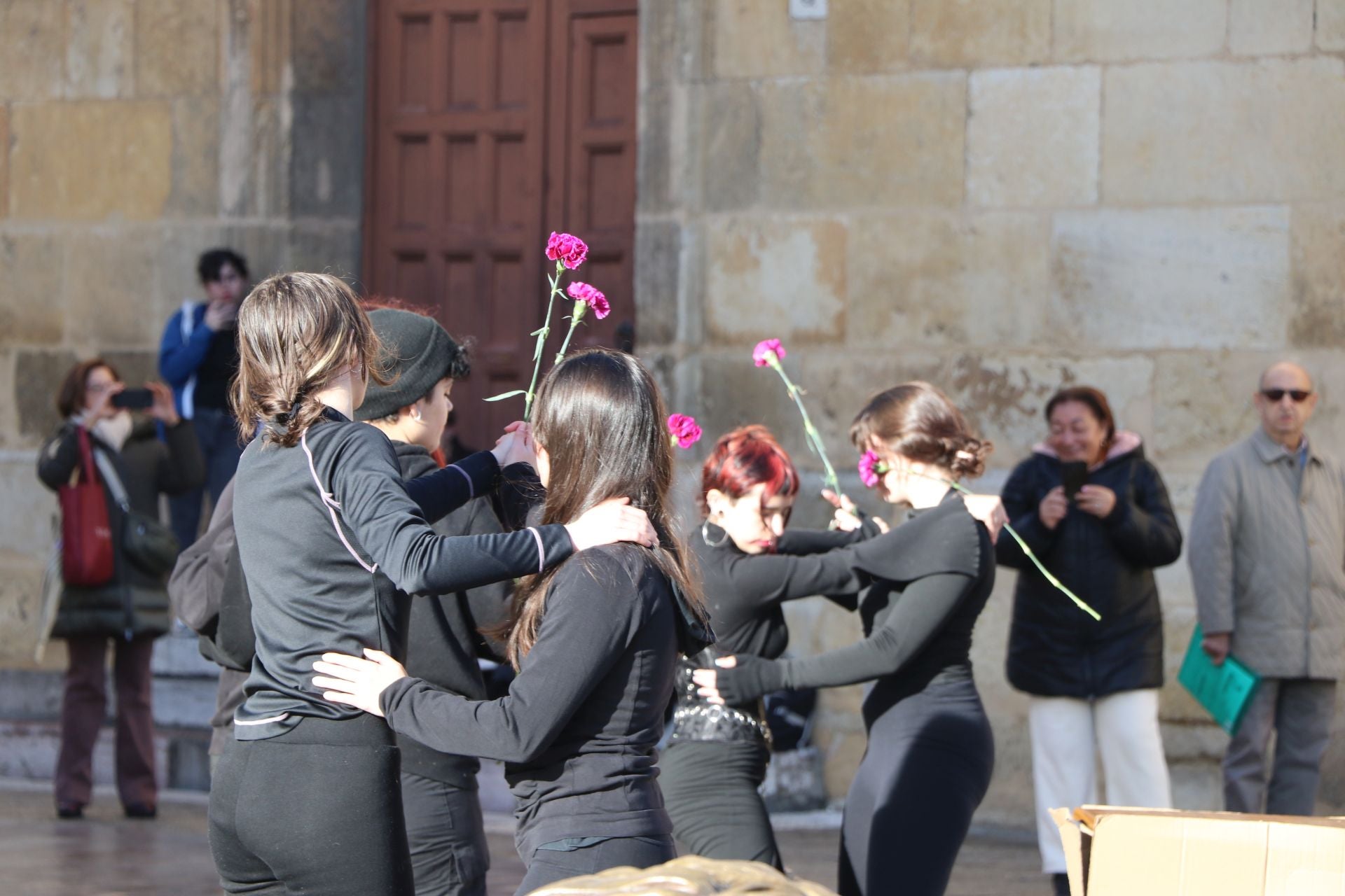 Las imágenes de la performance &#039;Caja de muñecas&#039; por el 25N en León