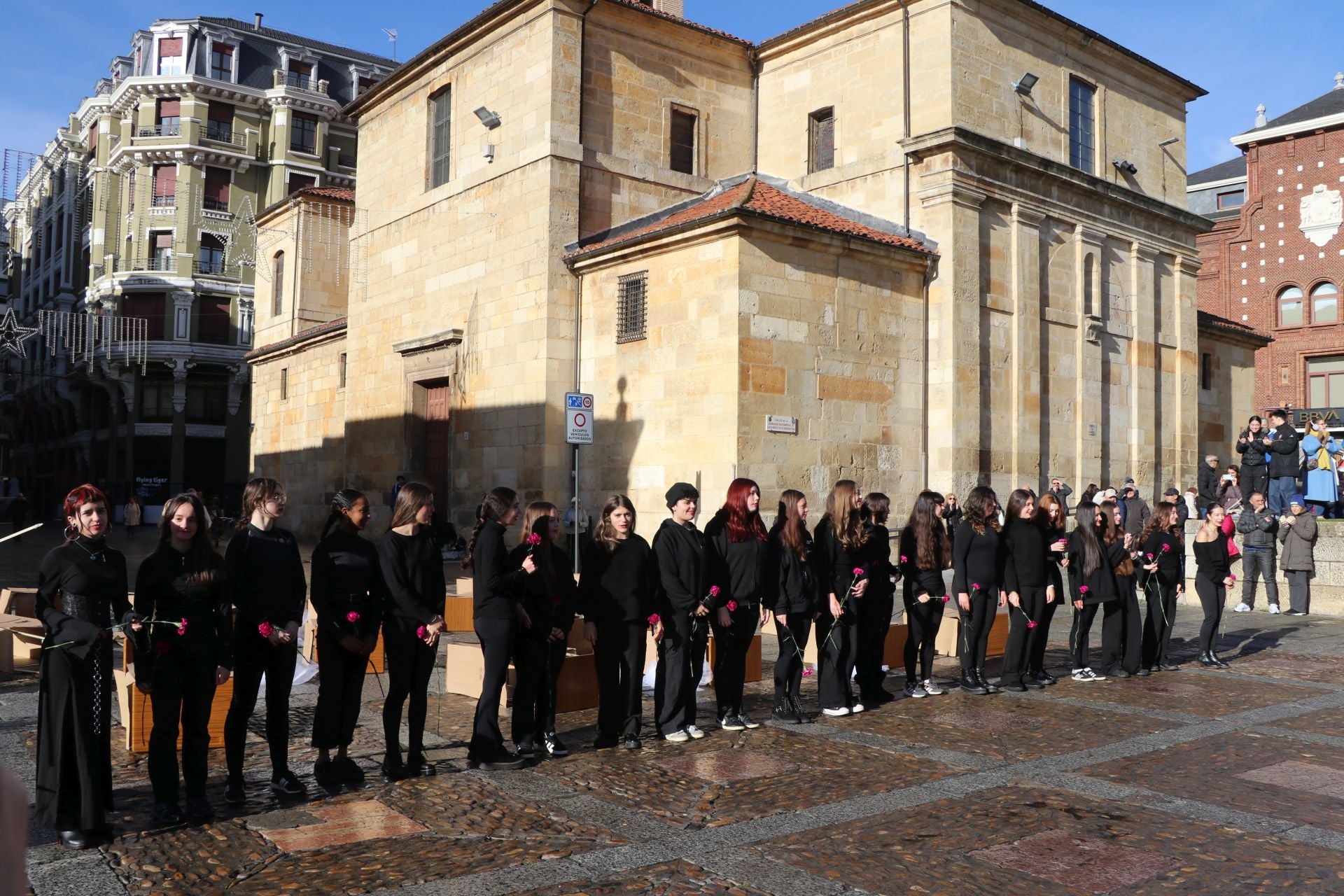 Las imágenes de la performance &#039;Caja de muñecas&#039; por el 25N en León