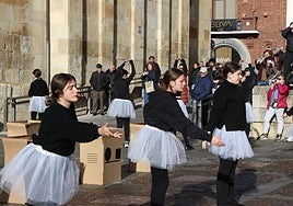 Las imágenes de la performance 'Caja de muñecas' por el 25N en León