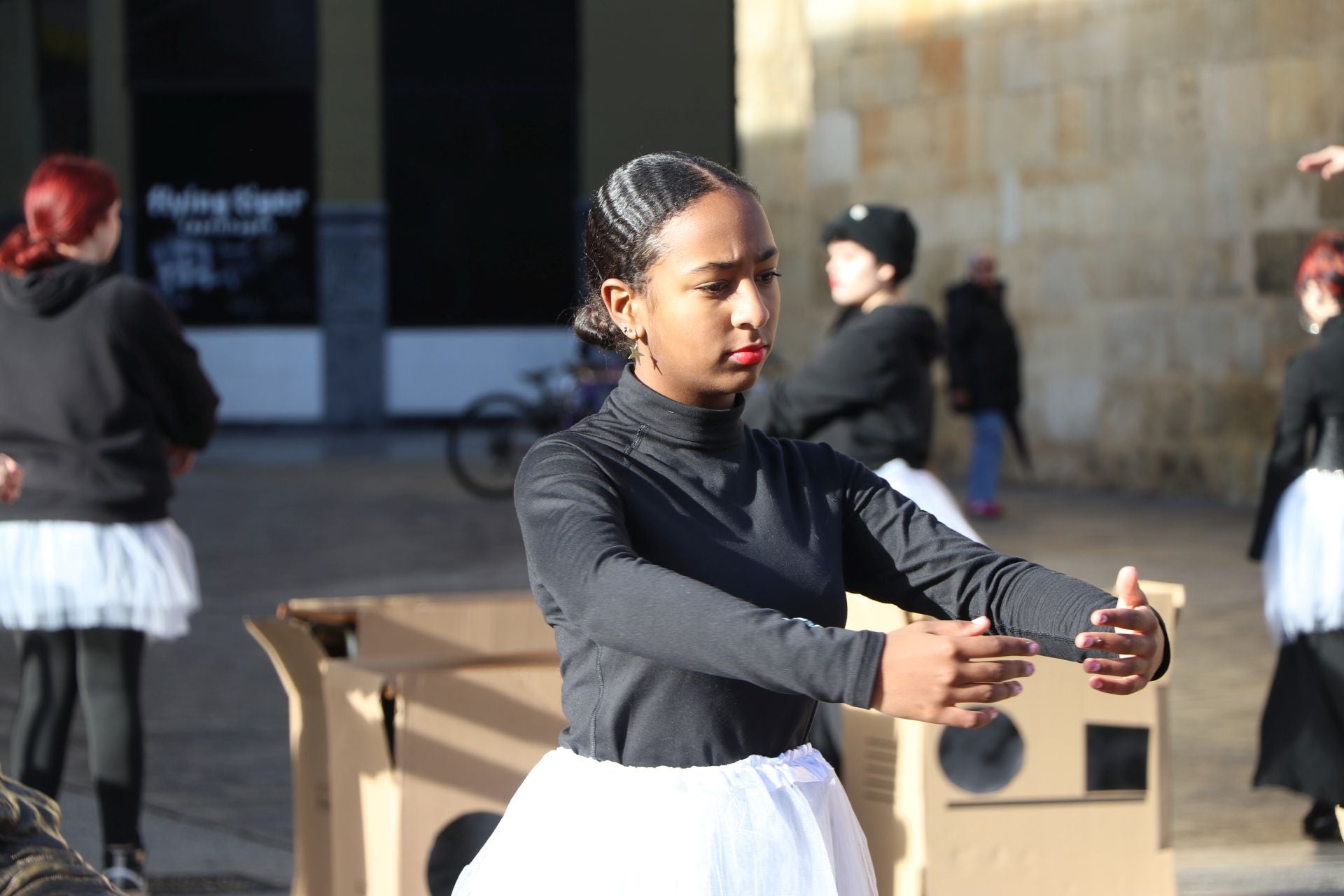 Las imágenes de la performance &#039;Caja de muñecas&#039; por el 25N en León