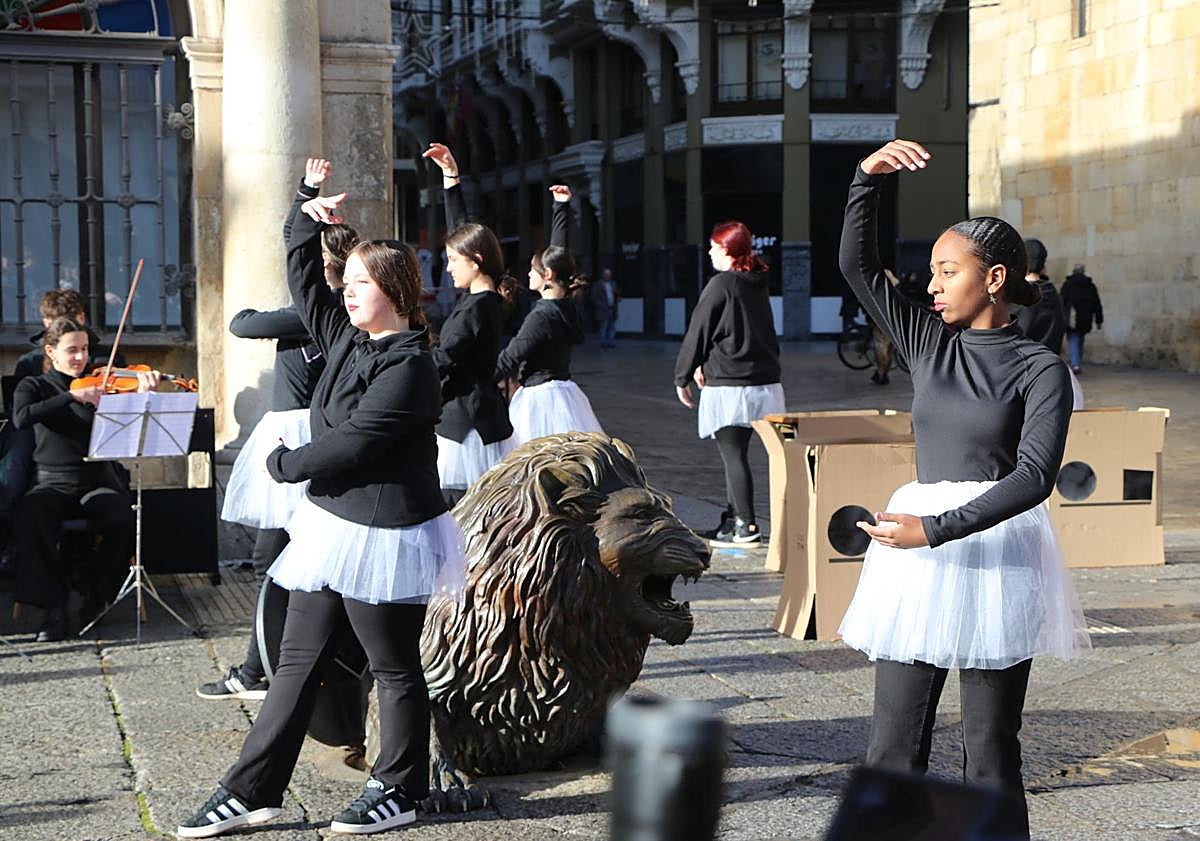 Imagen principal - «Cerda, zorra, loca, mala madre»: las mujeres muñecas rompen el patriarcado