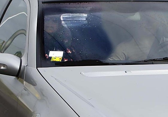 Triana, en el asiento del copiloto, saliendo de la cárcel de Asturias esta mañana.