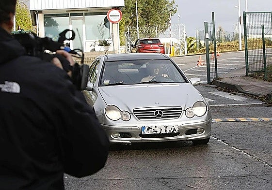 Triana deja la prisión en el coche.