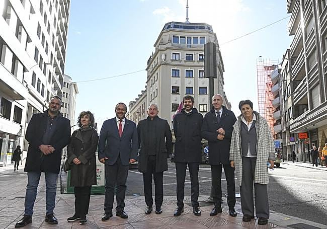 El minsitro Urtasun y representantes locales, provinciales y autonómicos frente al Teatro Emperador.
