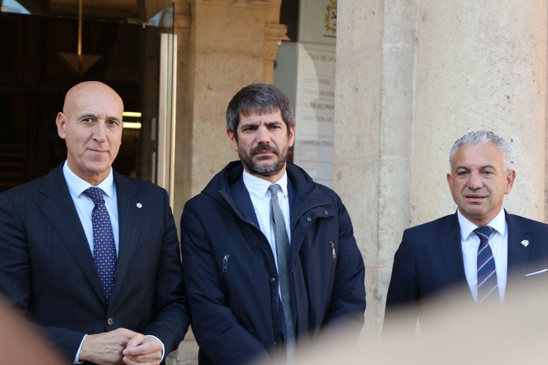 Las imágenes de la visita del ministro Urtasun para rescatar el Teatro Emperador