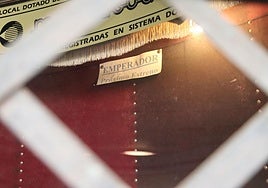 El cartel de la programación del Emperador, congelado desde su cierre en 2006, tras la verja de la entrada.