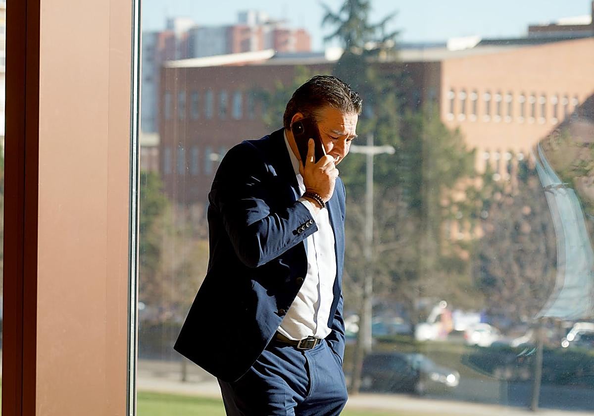 El procurador de UPL Mariano Santos en los pasillos durante la segunda jornada del Pleno de las Cortes de Castilla y León.