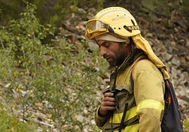 Un brigadista en uno de los incendios de este verano.