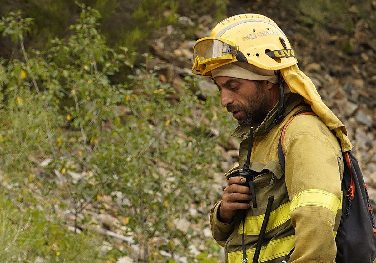 Un brigadista en uno de los incendios de este verano.