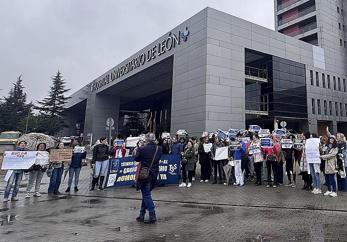 Concentración el pasado 31 de octubre a las puertas del Hospital de León.