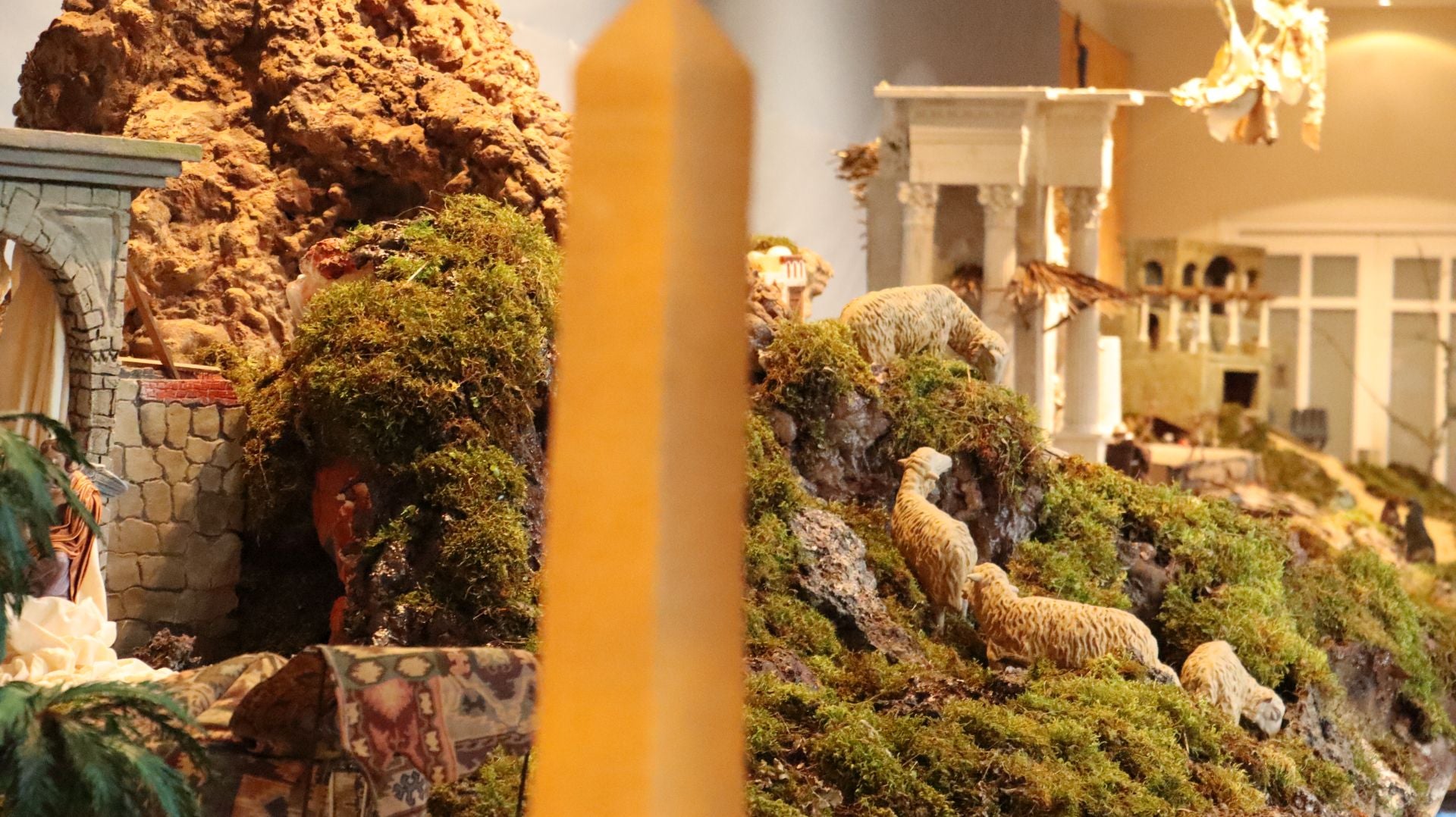 Así se monta un nacimiento monumental de 23 metros