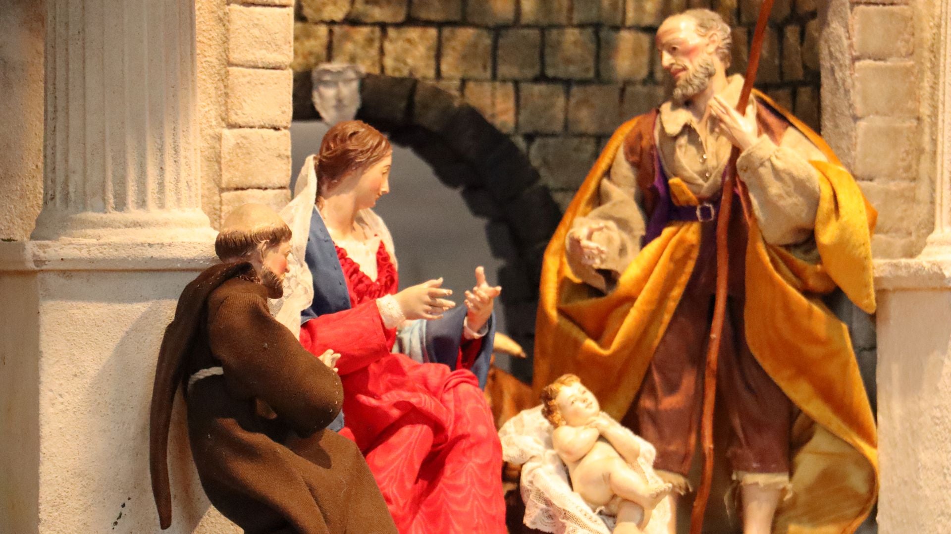 Así se monta un nacimiento monumental de 23 metros