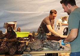 Montaje del Belén en el claustro de los PP. Capuchinos