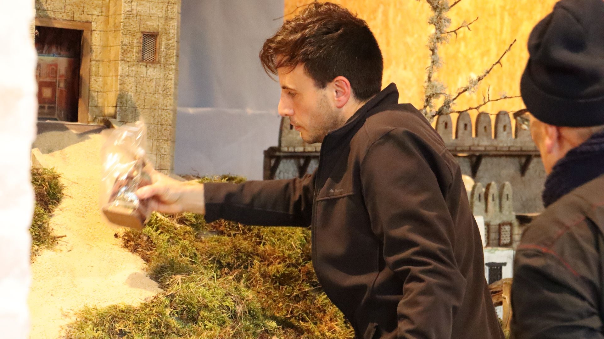 Así se monta un nacimiento monumental de 23 metros