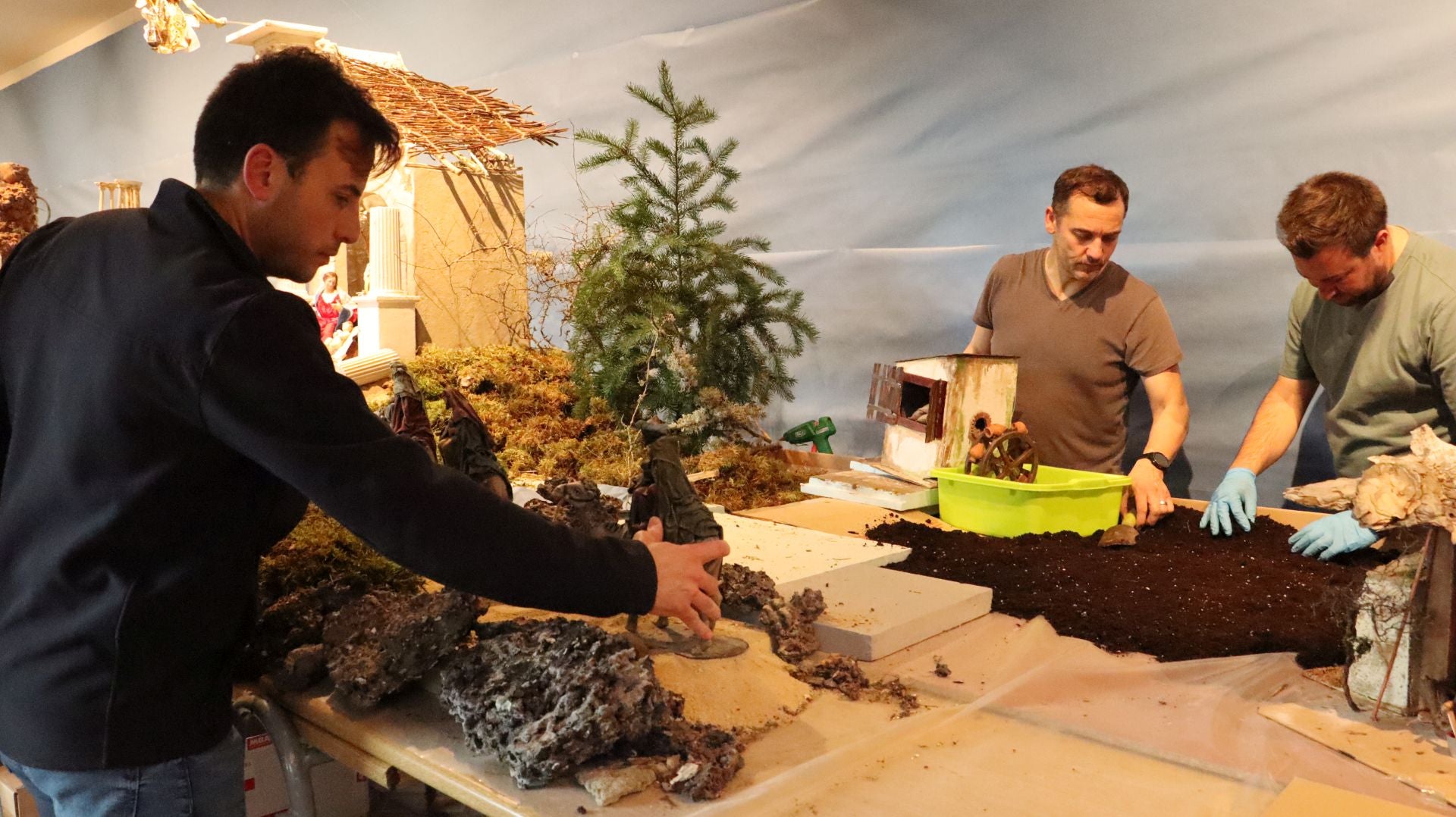 Así se monta un nacimiento monumental de 23 metros