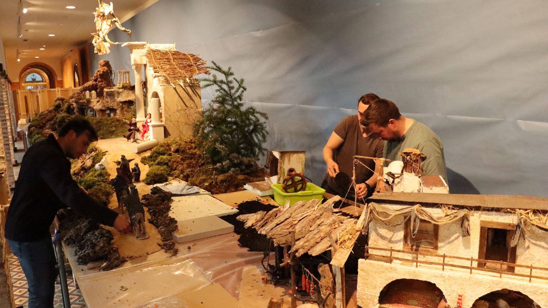 Así se monta un nacimiento monumental de 23 metros