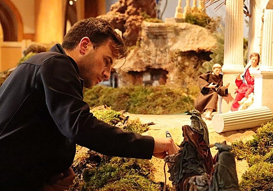 Montaje del Belén en el claustro de los PP. Capuchinos.