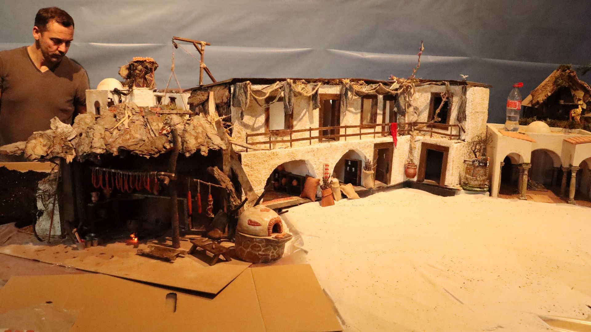 Así se monta un nacimiento monumental de 23 metros