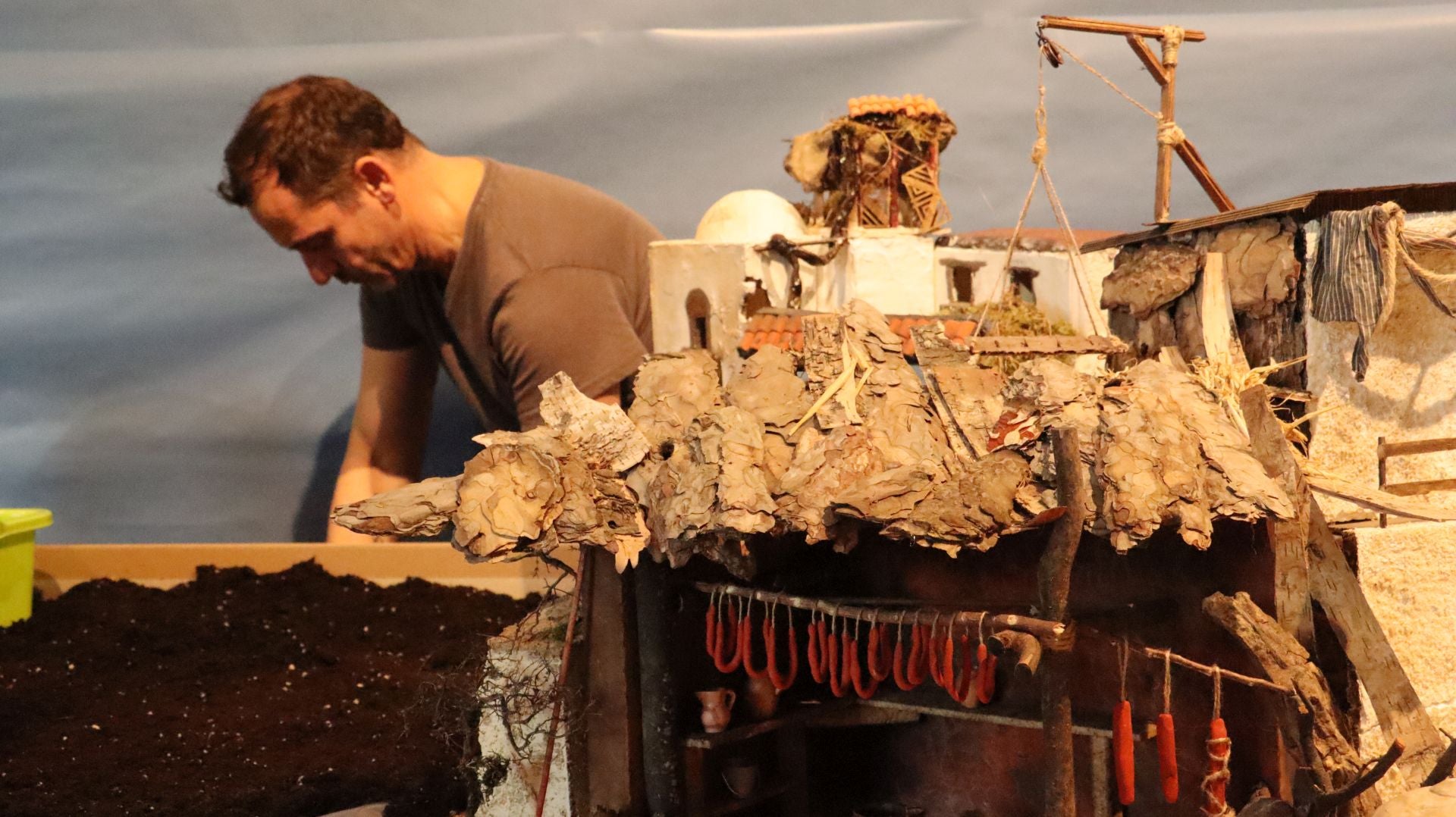 Así se monta un nacimiento monumental de 23 metros