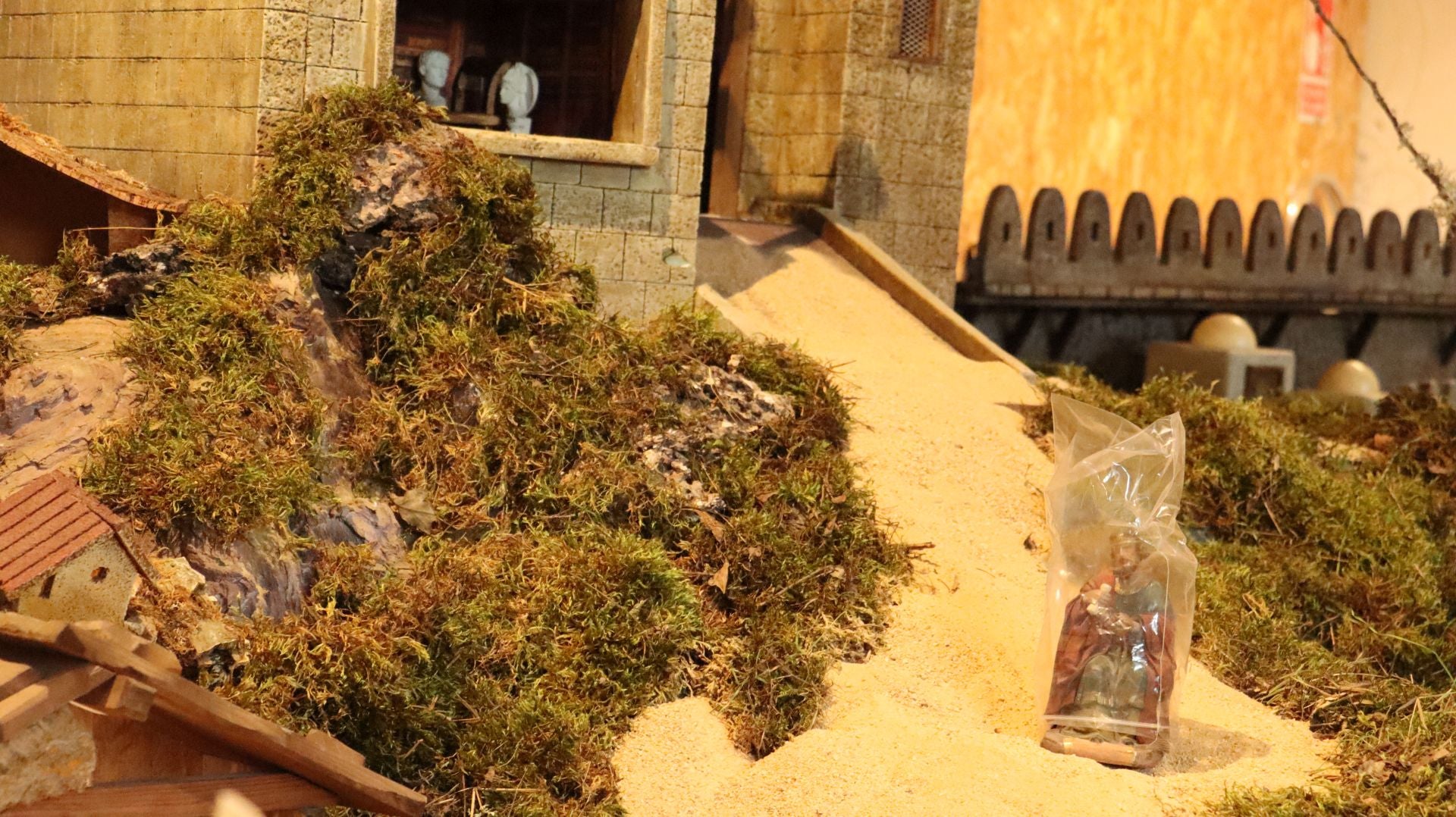 Así se monta un nacimiento monumental de 23 metros