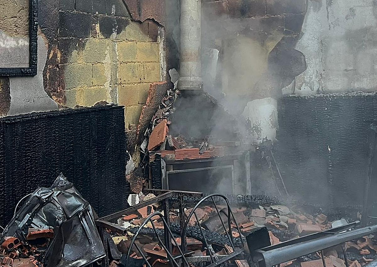 Imagen secundaria 1 - Más imágenes de la extinción y el estado en el que ha quedado el edificio que ha ardido en el Lobo Camp de Boca de Huérgano.