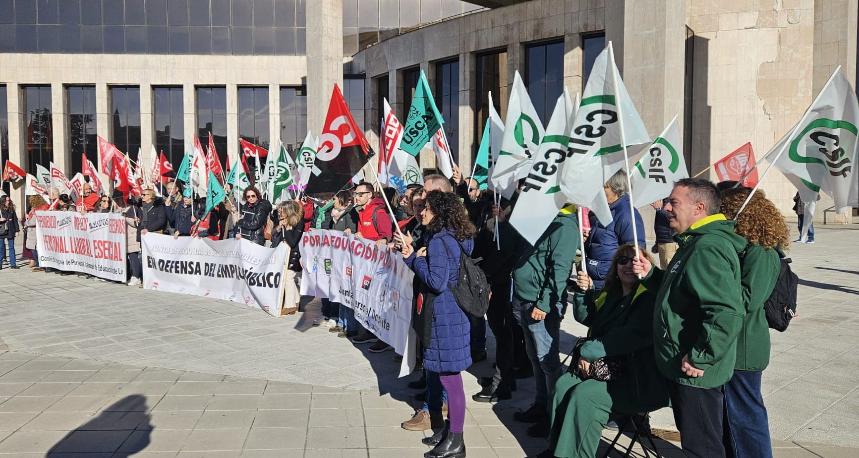 Concentración frente a la Delegación Territorial de la Junta en León el 27 de noviembre de 2025.