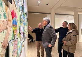 El delegado territorial de la Junta observando algunas obras de la exposición 'El jardín habitado' en el Museo de León.