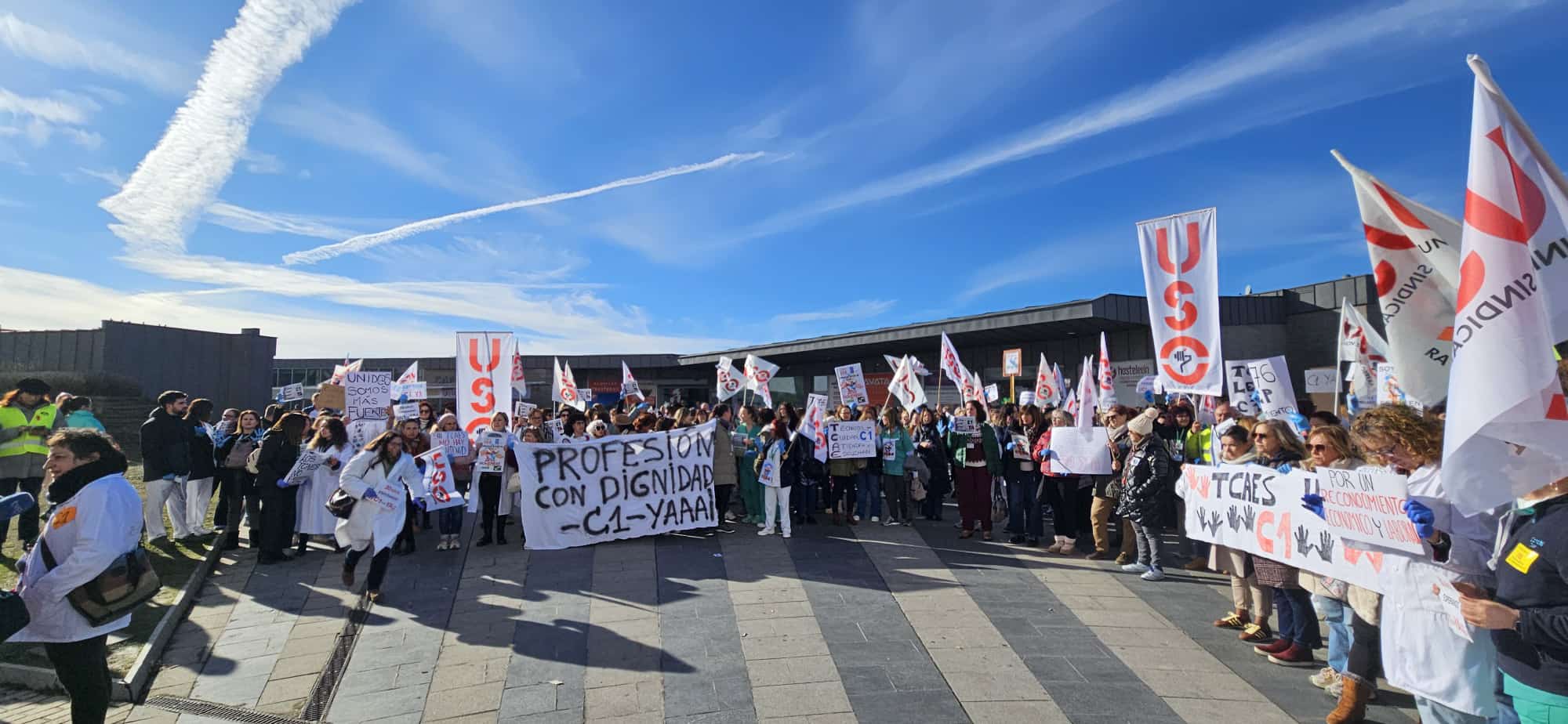 Concentración frente al Hospital de León este viernes 28 de noviembre.