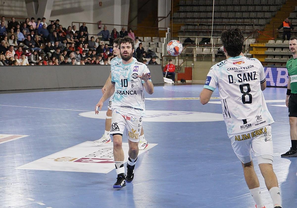 Imagen del partido entre Ademar y Kadetten.