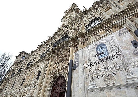 La fachada del Parador Hostal de San Marcos en León.