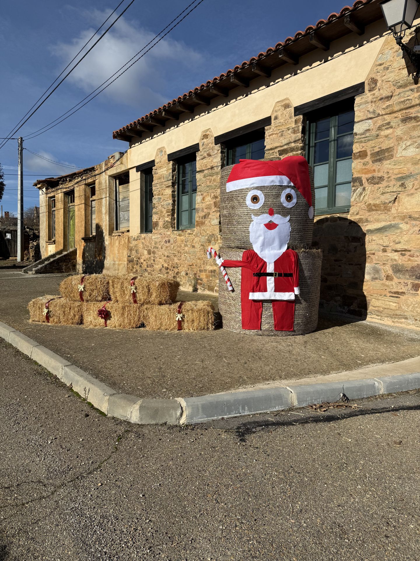 Imagen secundaria 1 - Decoraciones en las calles de Valdespino.
