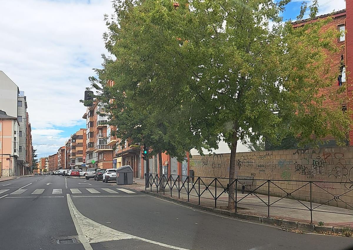 Imagen secundaria 1 - El semáforo visto en agosto de 2017; y actualmente, desde un coche y desde la esquina de la Serna con Miguel Zaera.