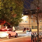 El comienzo de la calle La Serna en León con un semáforo poco visible para los que se incorporan desde la calle Miguel Zaera.