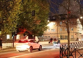 El comienzo de la calle la Serna en León con un semáforo poco visible para los que se incorporan desde la calle Miguel Zaera.