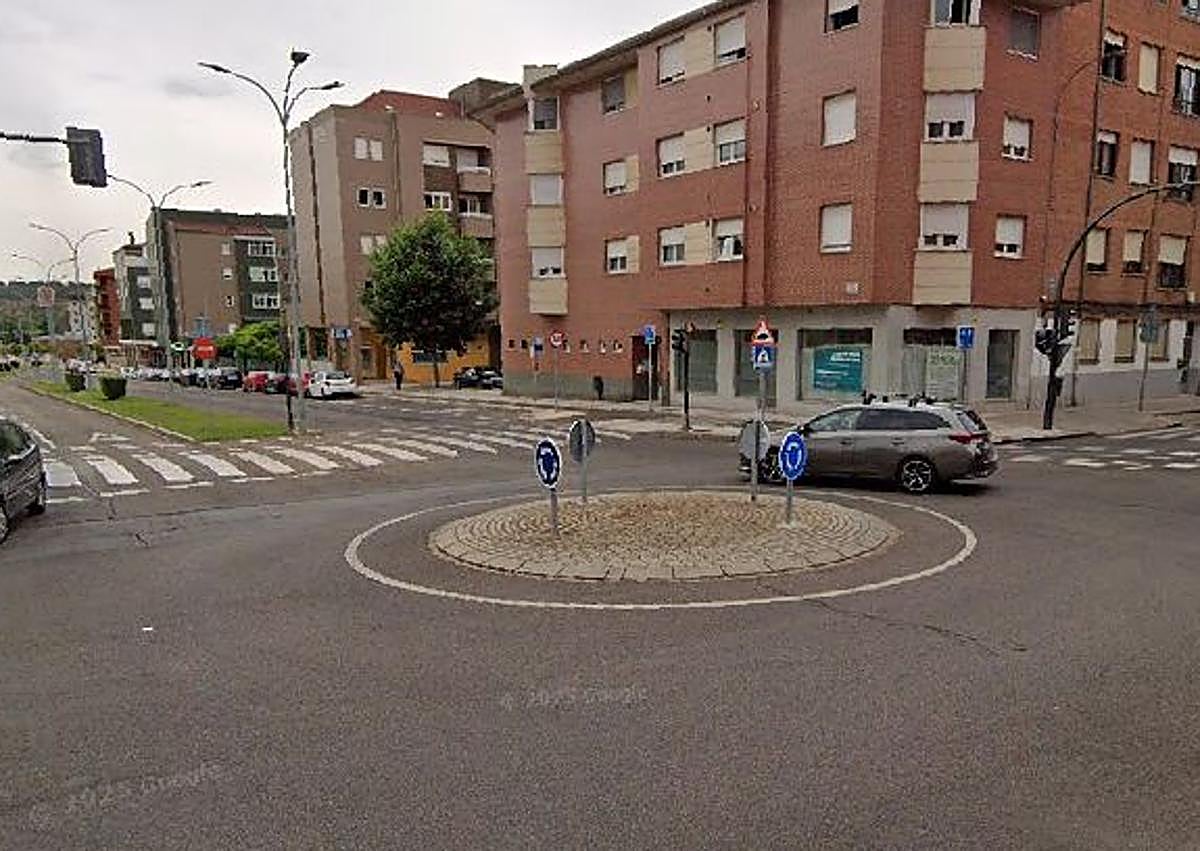 Imagen secundaria 1 - Cruce con Conde Barcelona; rotonda con avenida Principe de Asturias; y el final de la calle la Serna en la glorieta con la LE-20.
