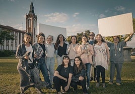 Participantes en el corto con el Caule de fondo.