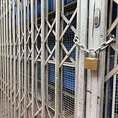 Almacén de Mercaleón cerrado con los elementos del Market León.