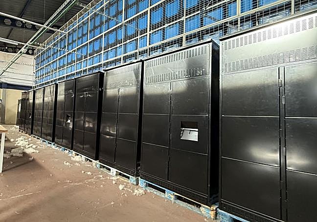 Alamacenes vacíos en Mercaleón en la visita de David Fernández (PP).