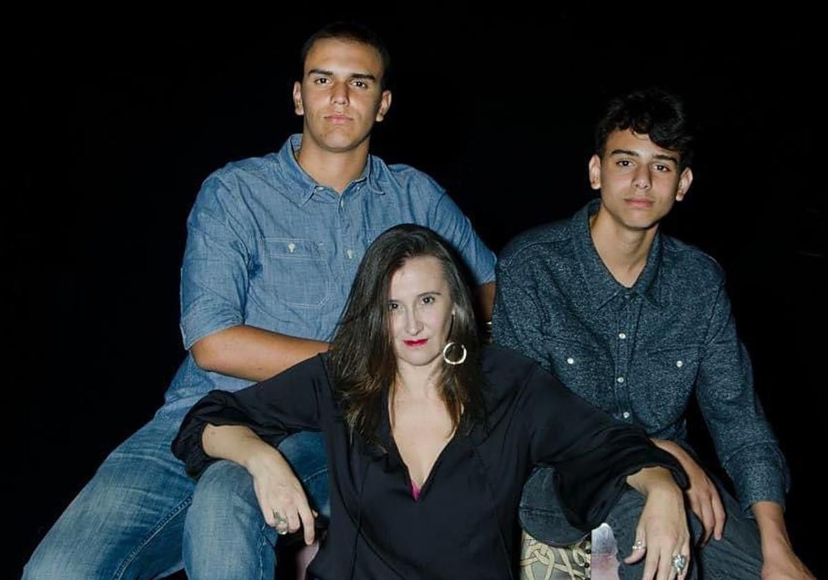 Mónica Miguel, en una foto pasada junto a sus dos hijos Alonso y Hernán.