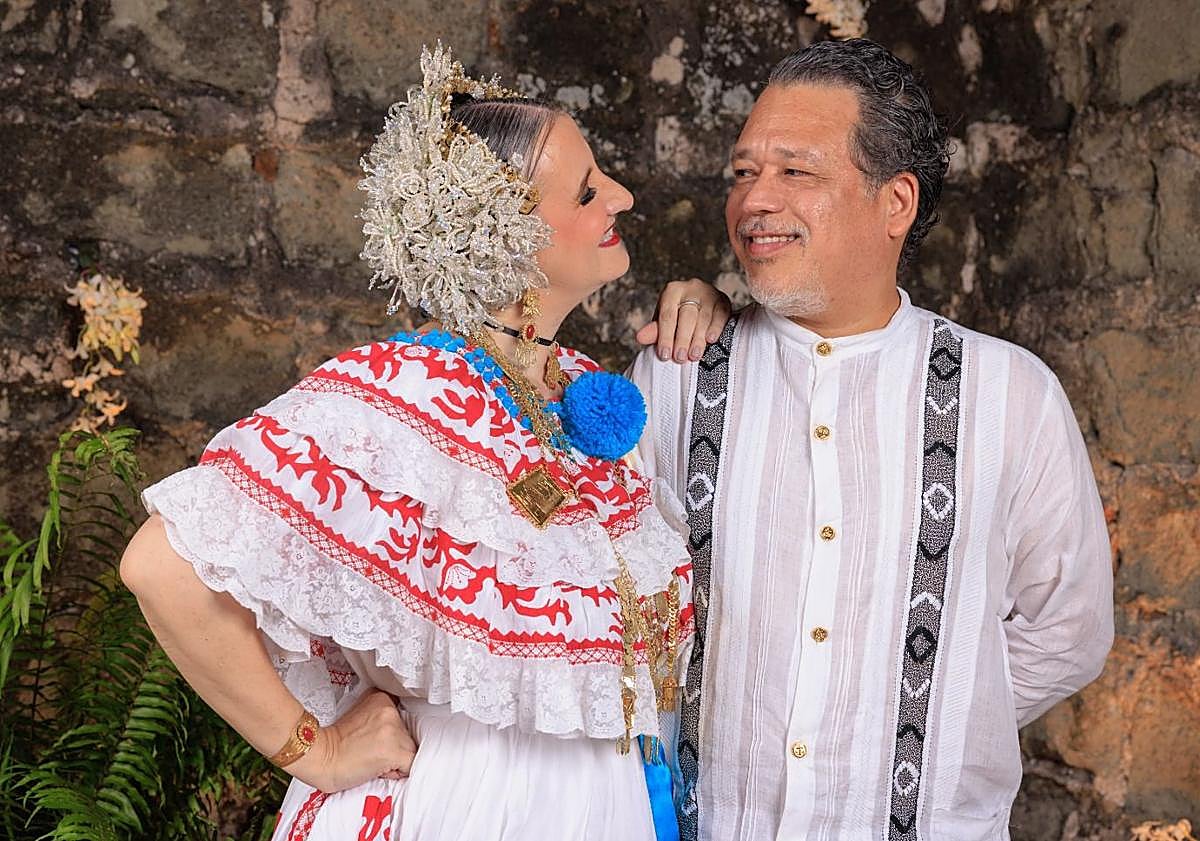 Imagen principal - Diferentes imágenes de las experiencias de Mónica sola y junto a su marido.