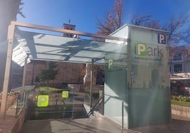 Cambio en las pegatinas de entrada al parking.