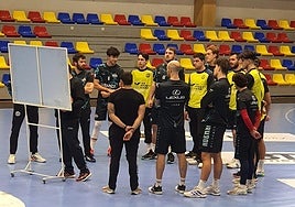 Los jugadores y el cuerpo técnico del Ademar preparando el encuentro antes del partido ante el Nexe.