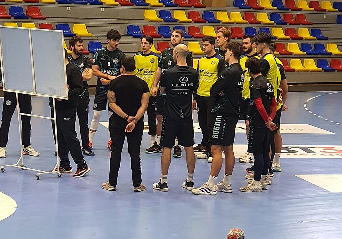 Los jugadores y el cuerpo técnico del Ademar preparando el encuentro antes del partido ante el Nexe.