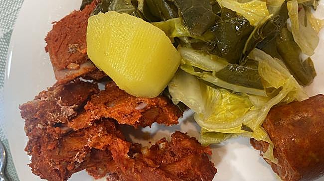 ¿Cuál de estos elementos es esencial para distinguir un botillo tradicional berciano de otros embutidos similares del noroeste peninsular?