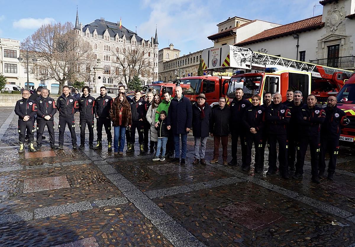 Imagen principal - El cuerpo de Bomberos de León y el alcalde posan con Guzmán en la presentación del calendario.