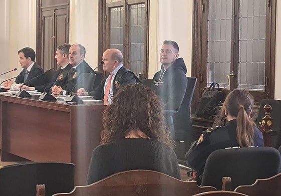 Un instante del juicio con el acusado en el banquillo.